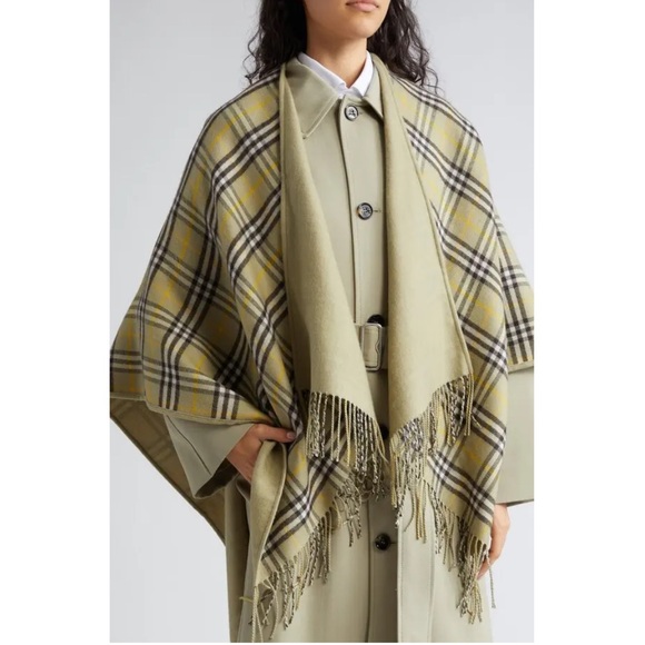 BURBERRY 
Fringed Wool Reversible Cape - Hunter - Picture 1 of 13